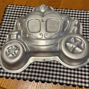 WILTON Cinderella carriage cake pan
